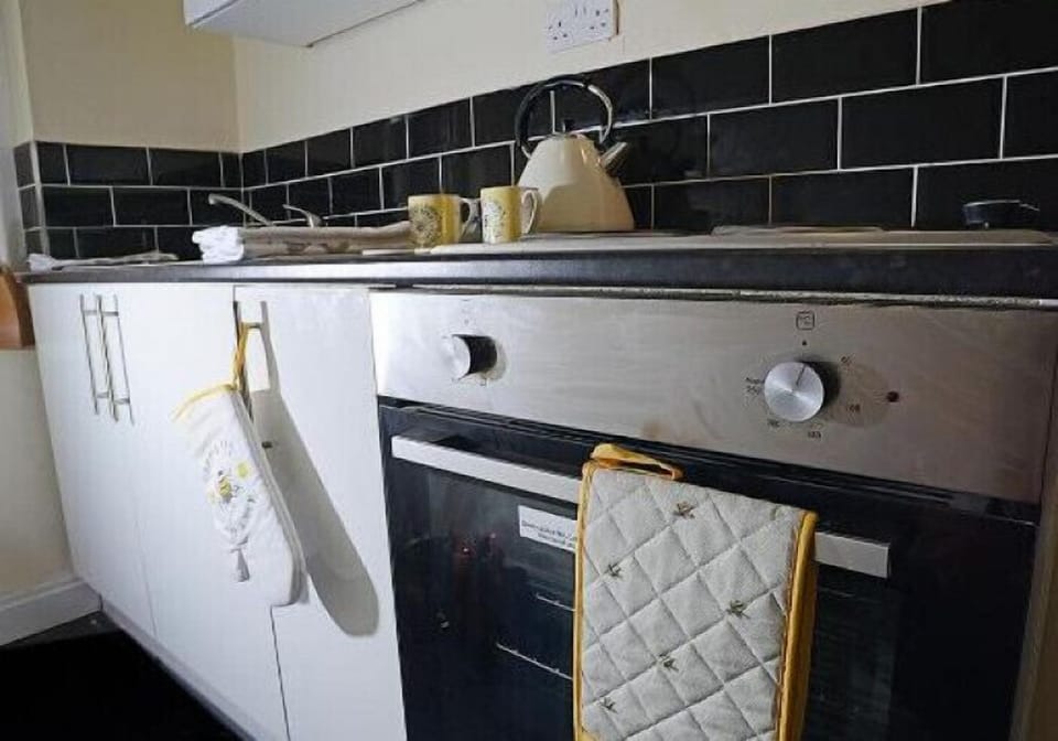 Deluxe Studio | Private kitchen | Shared fridge, microwave, coffee/tea maker, electric kettle