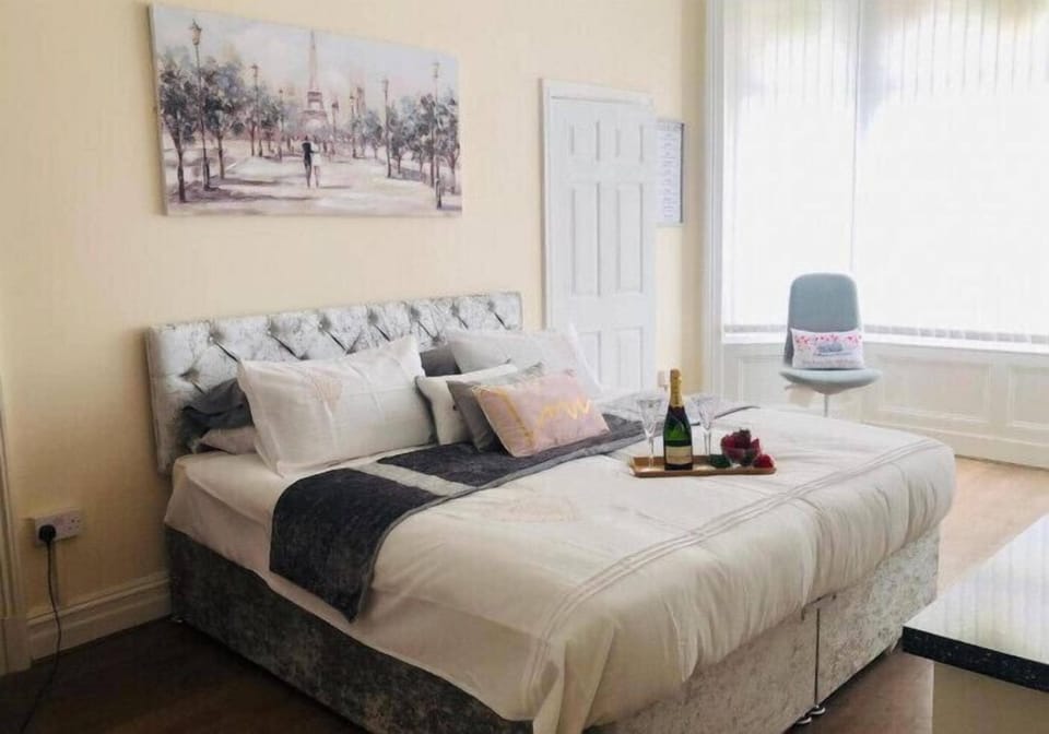 Deluxe Queen/Family | Children's theme room