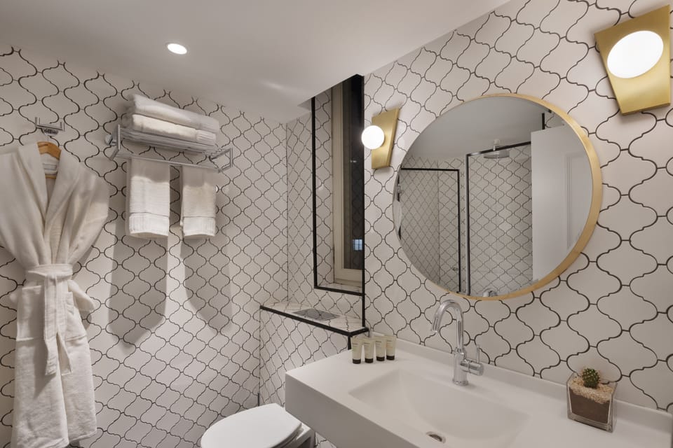 Deluxe Room | Minibar, in-room safe, desk, blackout drapes