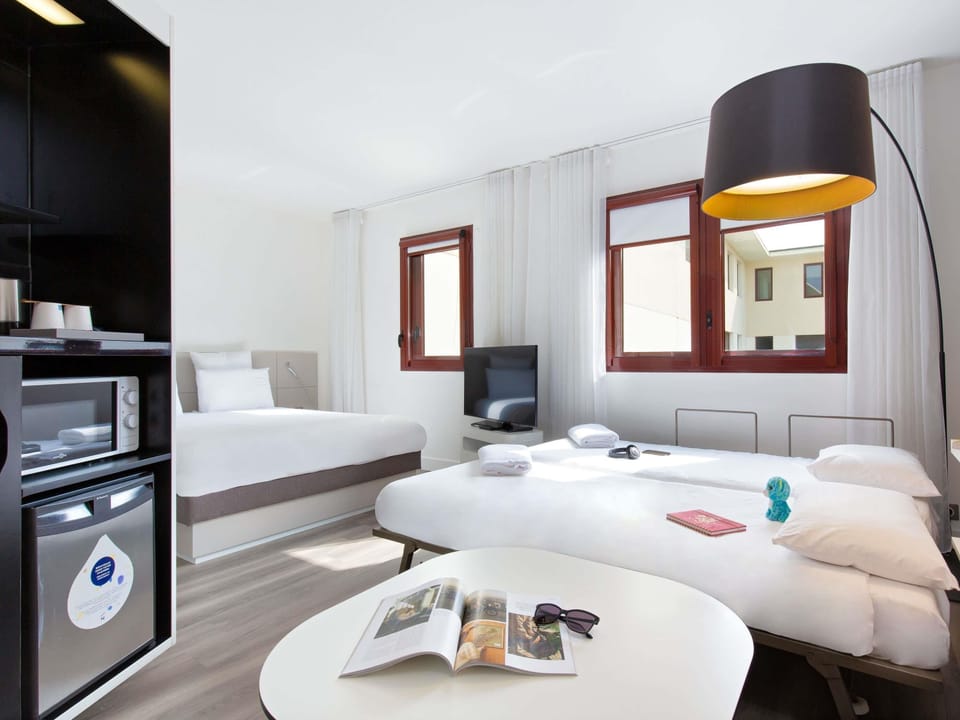 Executive Suite, 1 Double Bed with 1 Double Sofa bed | Minibar, in-room safe, desk, laptop workspace