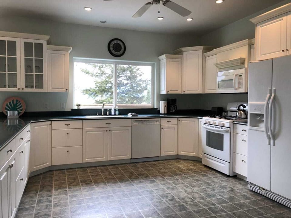 Full kitchen