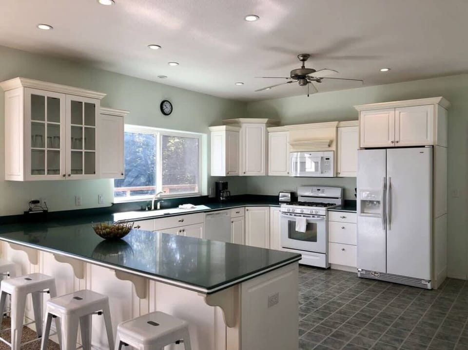 Full kitchen