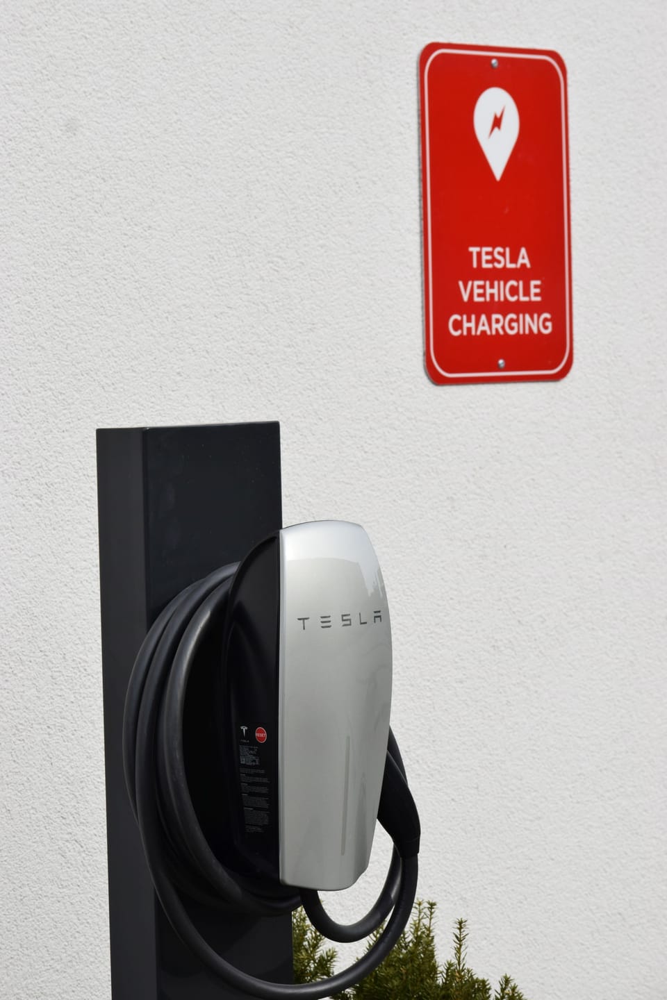 Electric vehicle charging station