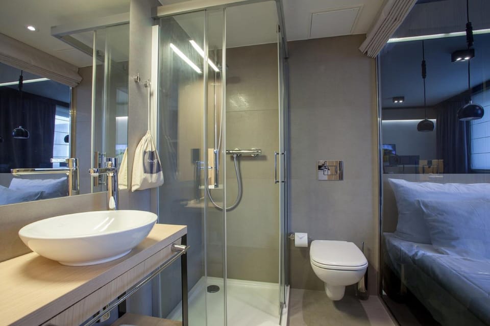 Comfort Room | Bathroom | Shower, free toiletries, hair dryer, towels