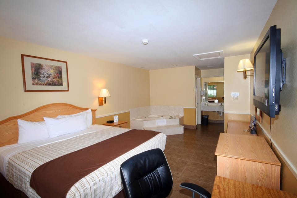 Standard Room, 1 King Bed, Smoking, Jetted Tub | Desk, iron/ironing board, WiFi (free), alarm clocks
