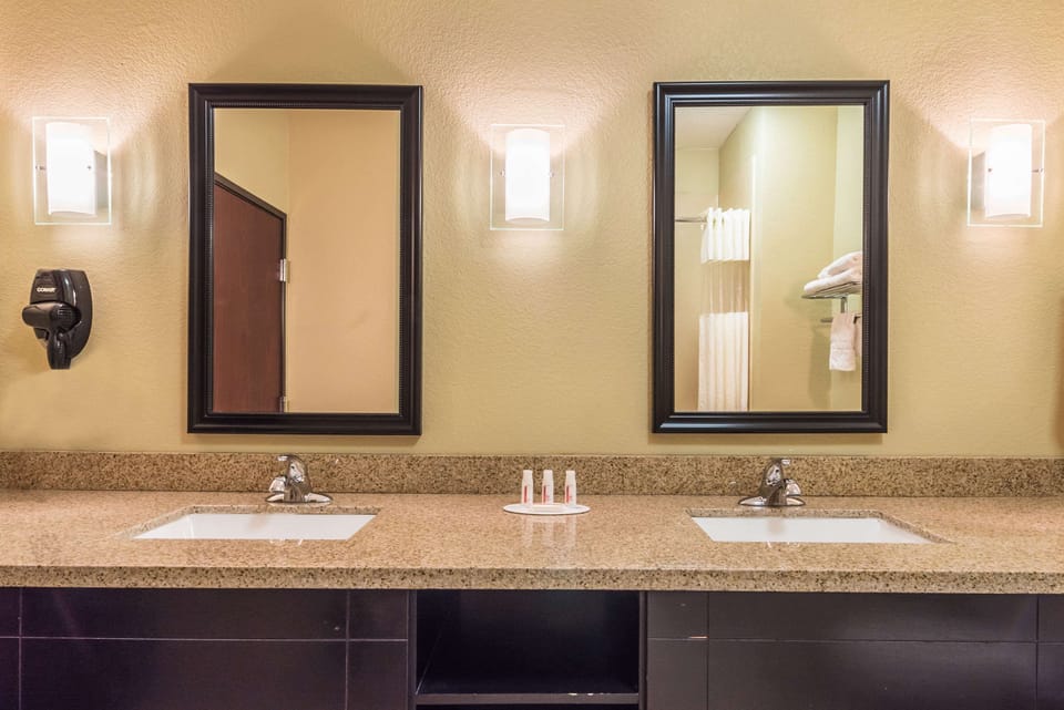 Combined shower/tub, free toiletries, hair dryer, towels