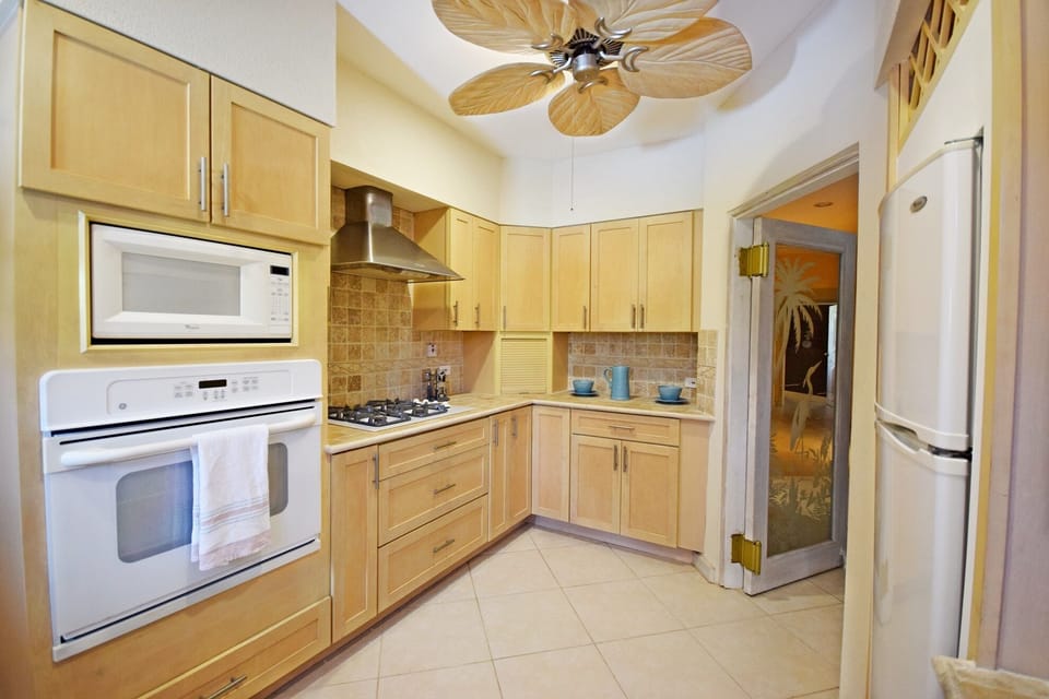 The fully equipped kitchen