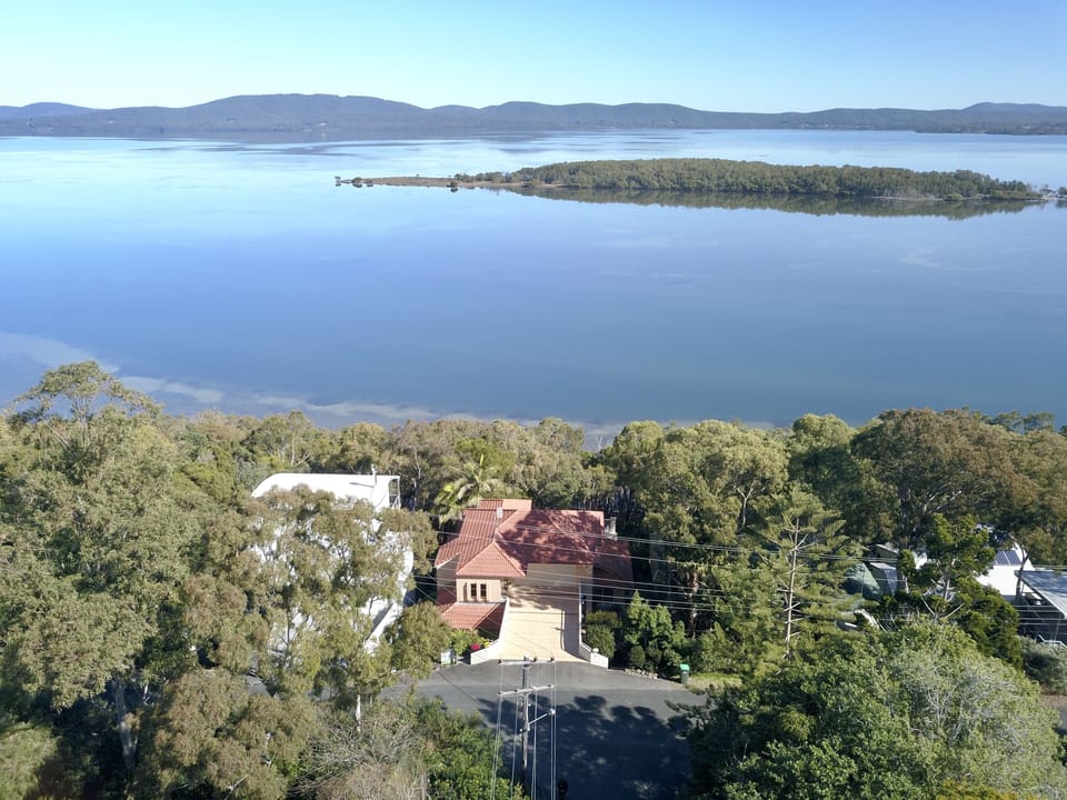 Absolute lakefront!