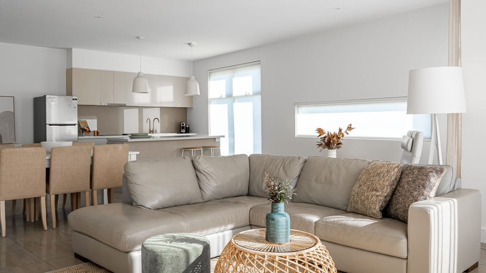 Modern open plan living, dining and kitchen