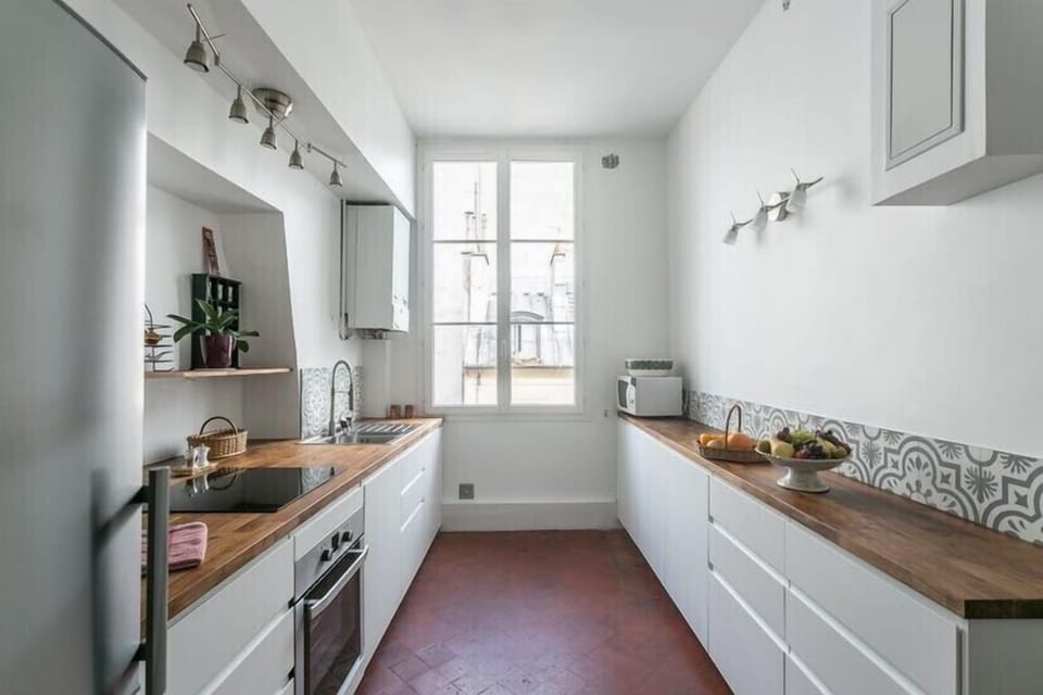 very bright and cosy flat facing south and north