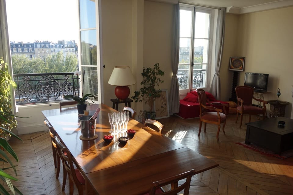 large living room overlooking the Seine river