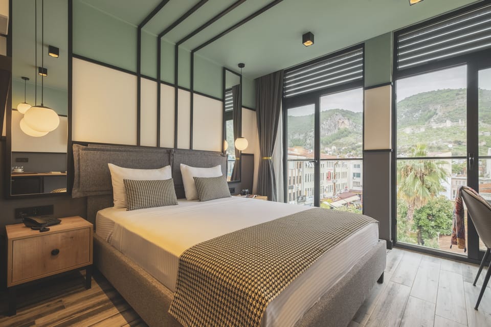 Standard Room | Minibar, in-room safe, soundproofing, free WiFi