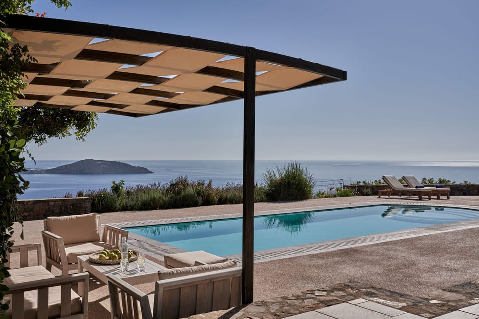 Unobstructed sea view can be enjoyed from the pool area