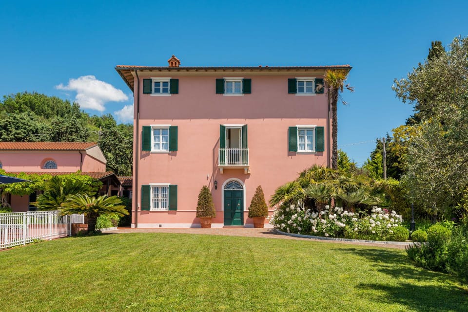 Facciata principale e ingresso Villa 