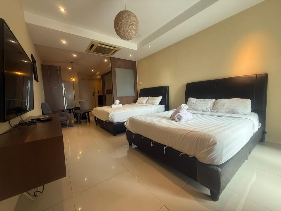 Family Room | Iron/ironing board, bed sheets