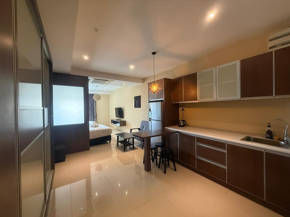 Family Room | Iron/ironing board, bed sheets