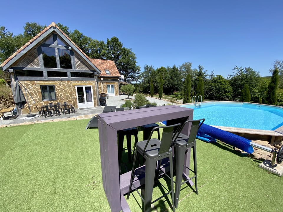 terrace for pool & sunbathers