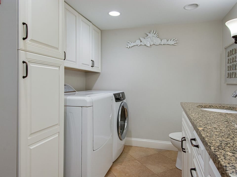 Guest Bathroom with Shower/Tub Combo and Washer/Dryer at 1105 Villamare