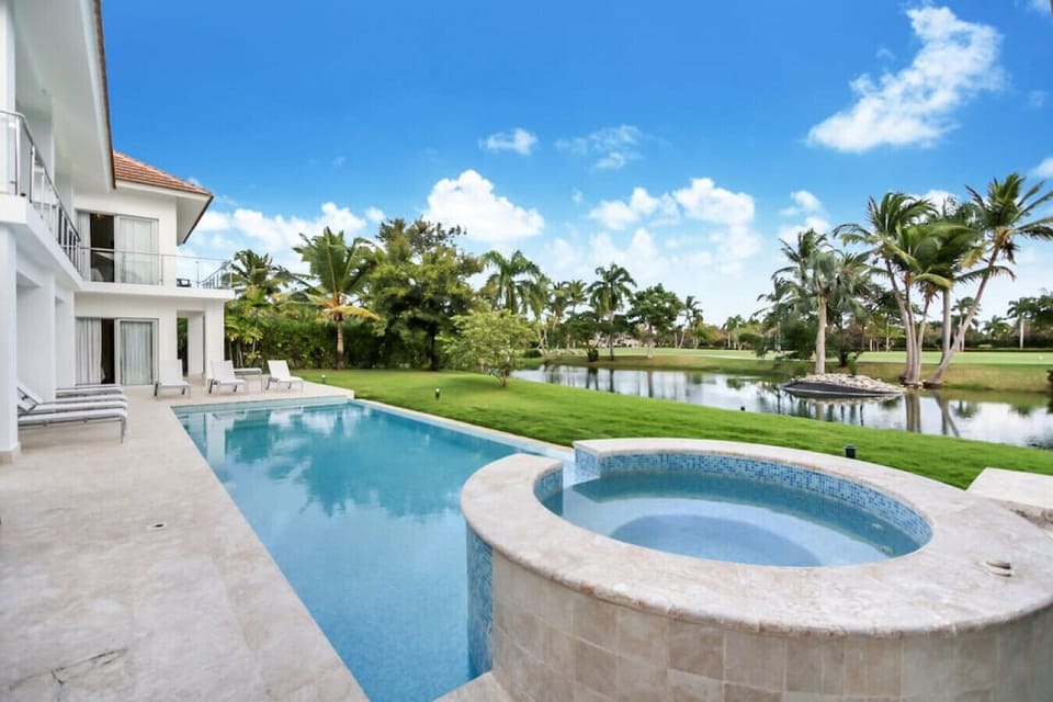Lake View Villa - Private pool and Jacuzzi overlooking the lake and Cocotal golf course