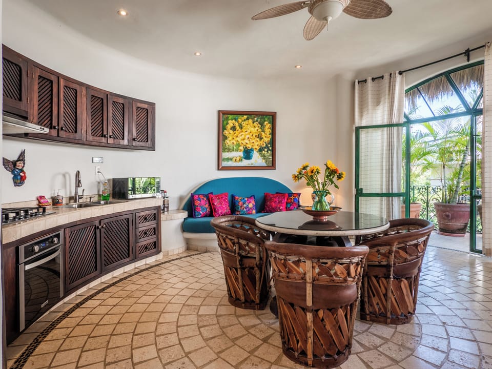 Front room & full kitchen 