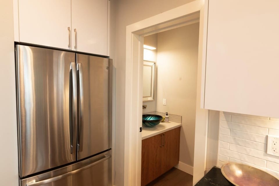 Upstairs 1/2 bath