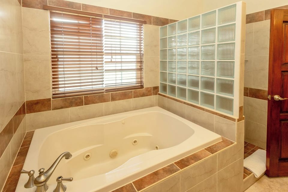 Soaking tub