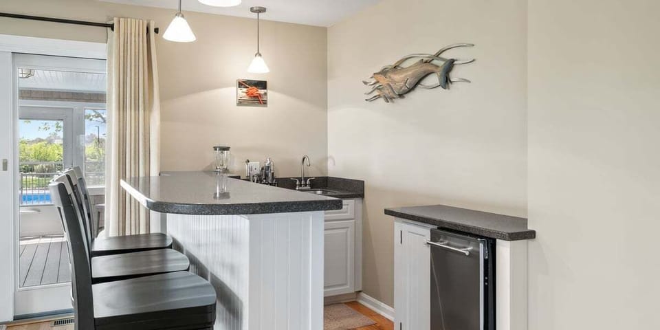 Elegant wet bar