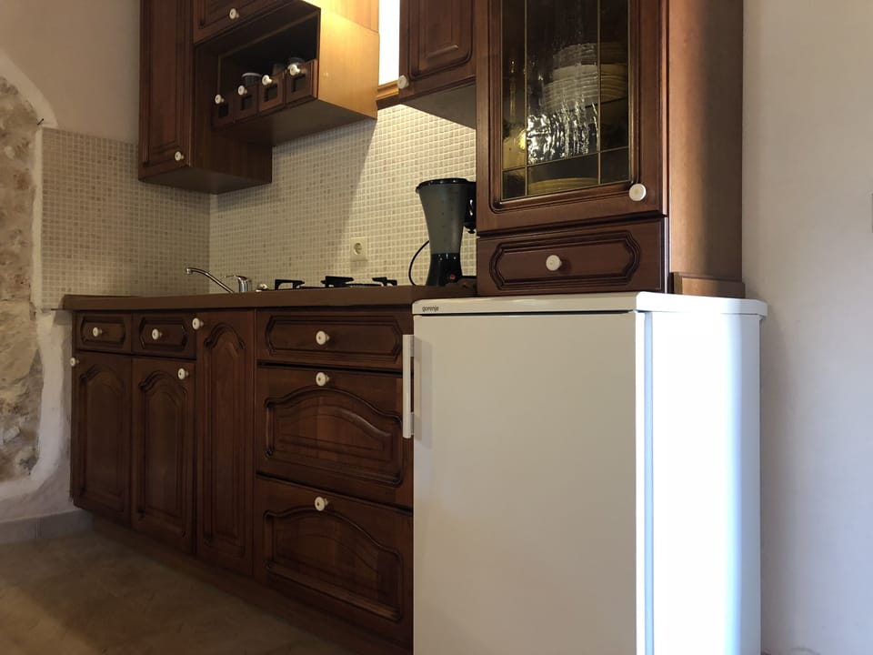 Full-size fridge, microwave, oven, stovetop