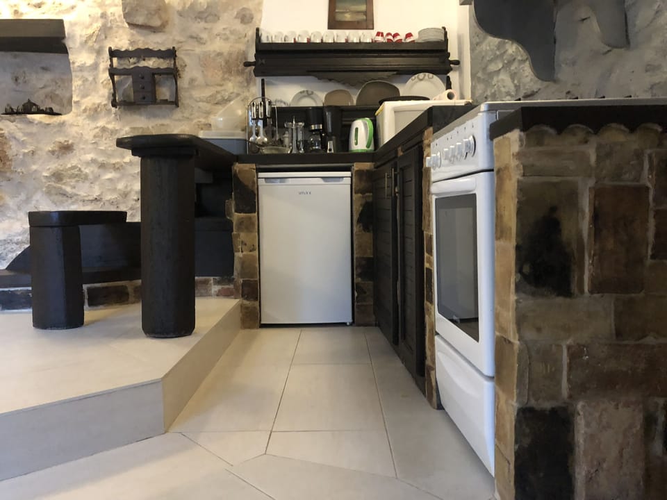 Full-size fridge, microwave, oven, stovetop