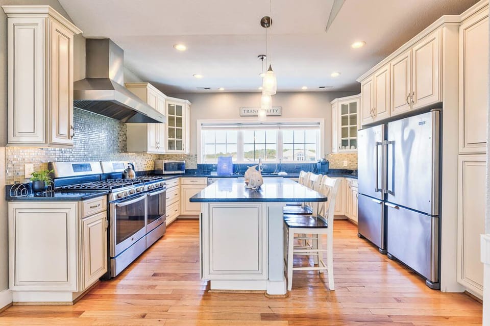Top-Level Kitchen with Bar (seats 3)