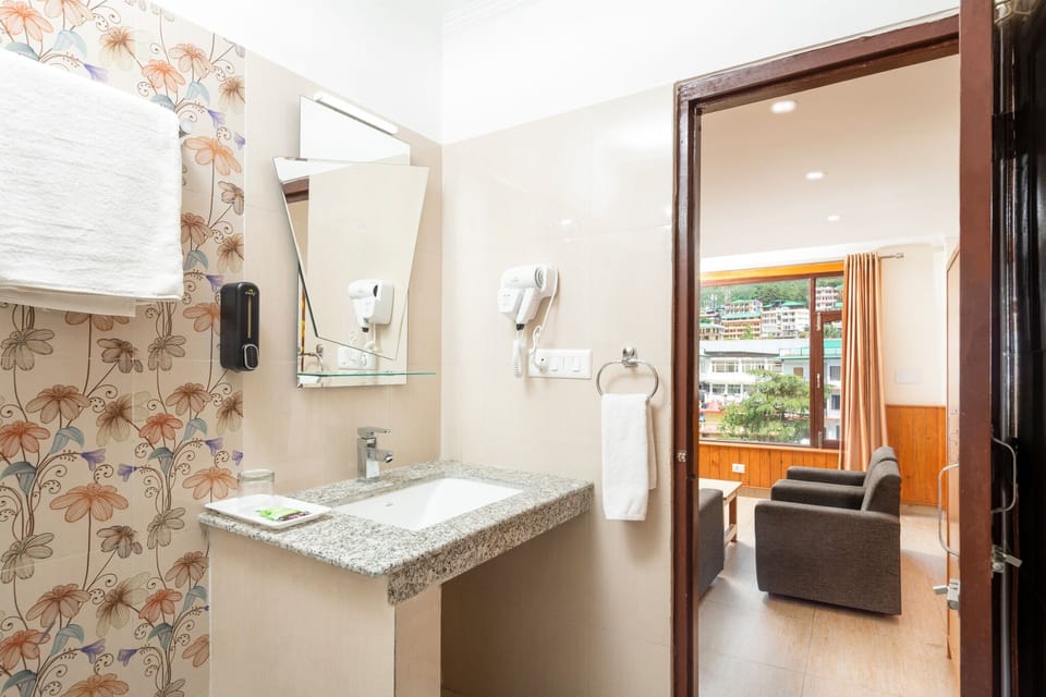 Family suite Ac | Bathroom | Shower, free toiletries, hair dryer, slippers