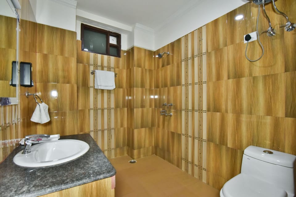 Standard Room | Bathroom | Shower, free toiletries, hair dryer, slippers