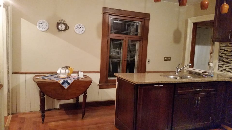 Kitchen including 3 clocks for 3 time zones