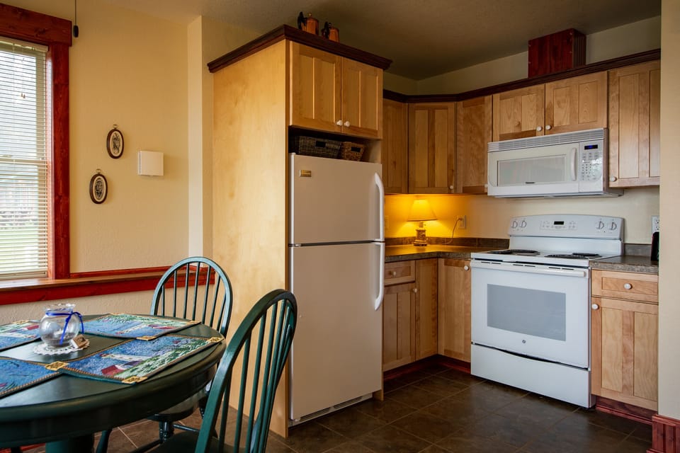 Kitching and Dining Area
Picture yourself making a meal for that special someone. Inn Suite #7's full kitchen offers a microwave, stove, oven, and refrigerator.