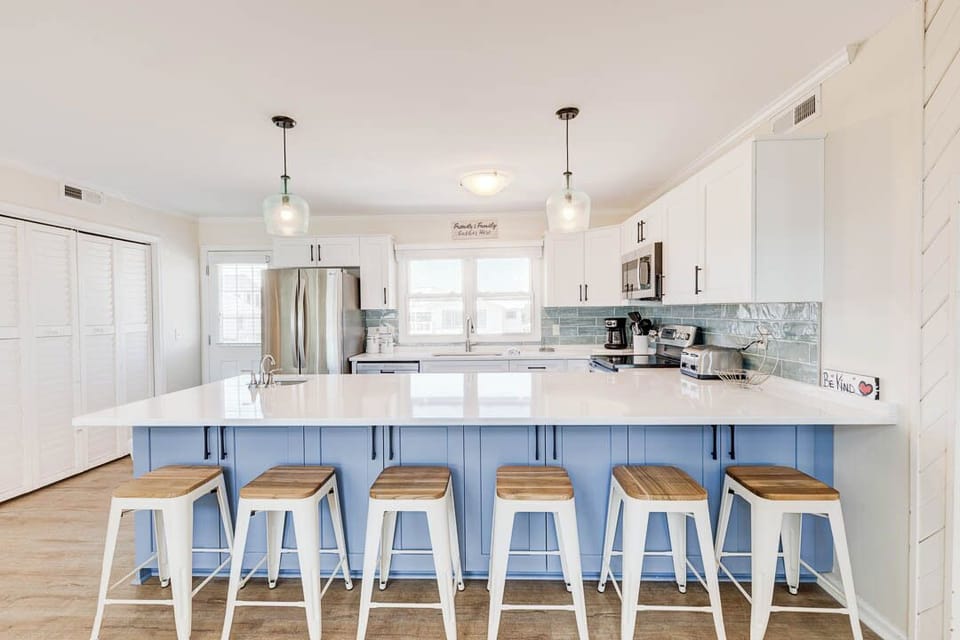 Mid-Level Kitchen with Bar (seats 6)