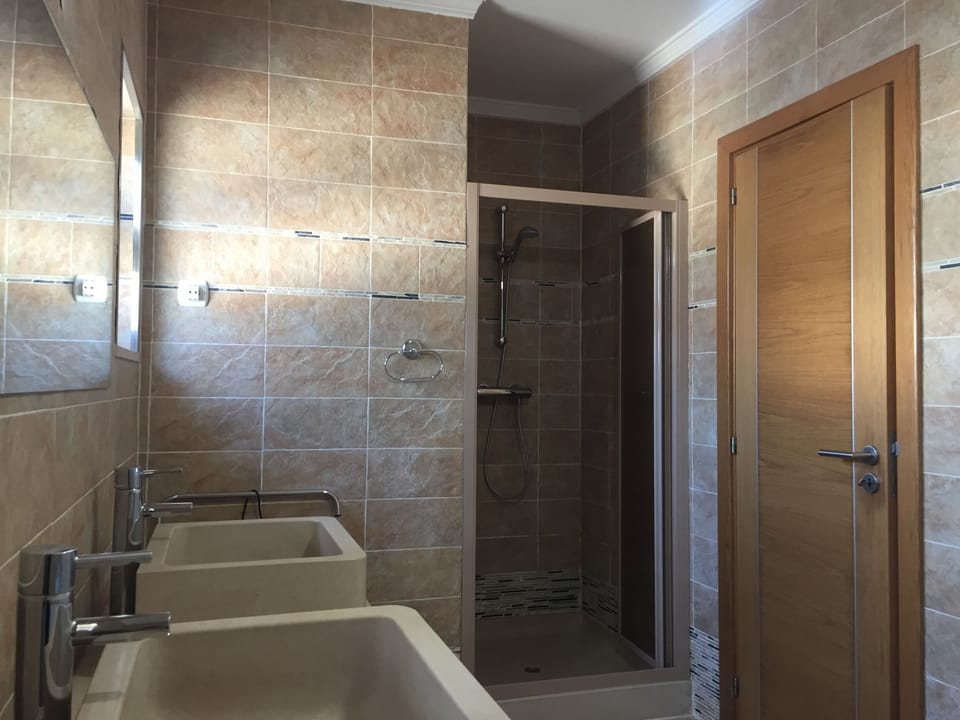 shower end of master ensuite