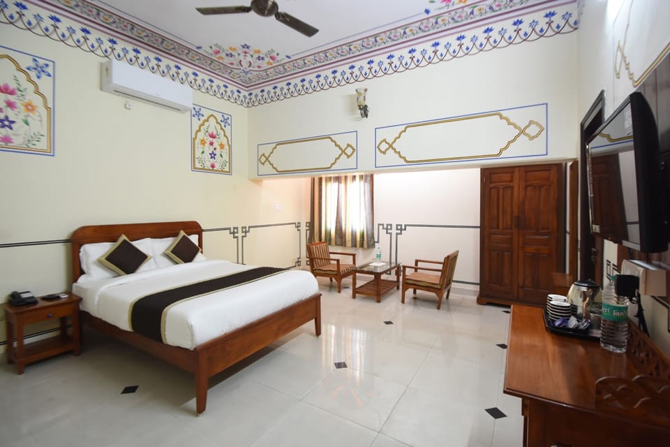 Superior Room, 1 Double Bed | In-room safe, desk, soundproofing, free WiFi