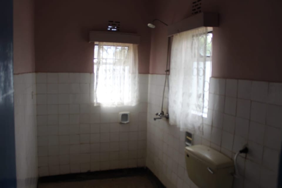 Standard Twin Room | Bathroom | Shower, rainfall showerhead, free toiletries, slippers