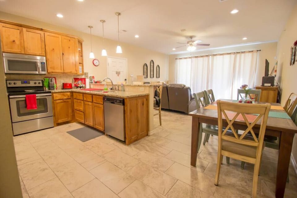 Open concept Kitchen - Dining Table