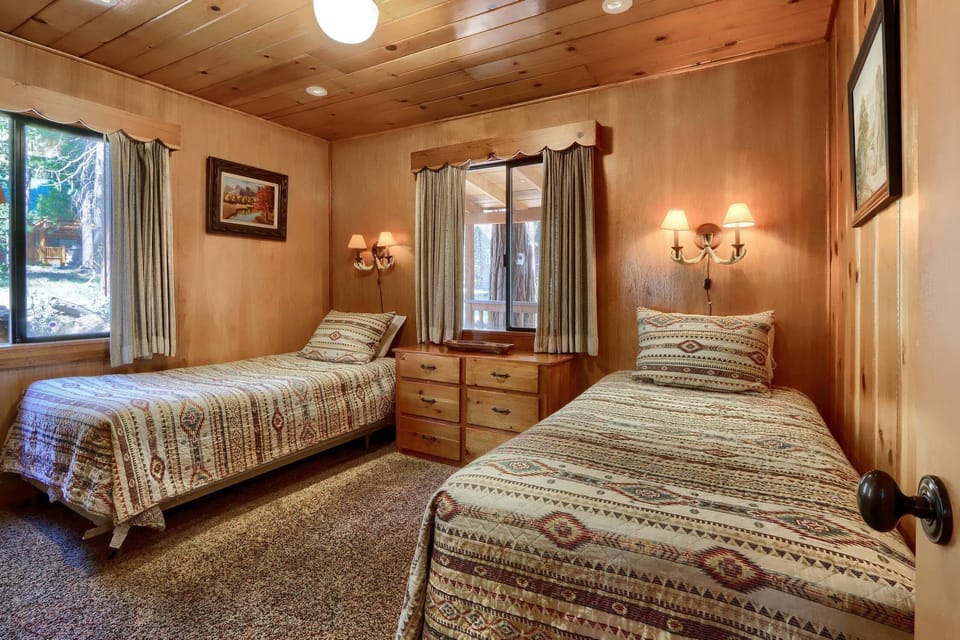 Bedroom 2 with two twin beds