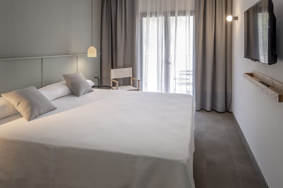Minibar, soundproofing, free WiFi, bed sheets