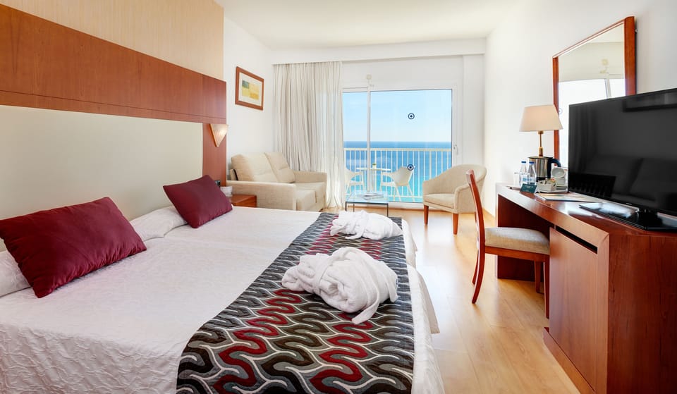 Premium bedding, minibar, desk, soundproofing