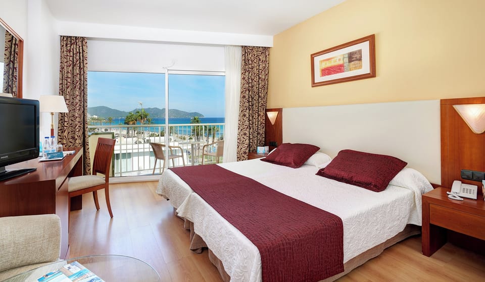 Premium bedding, minibar, desk, soundproofing