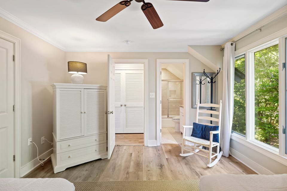 Bedroom 2: Two Fulls, TV, Private Bathroom