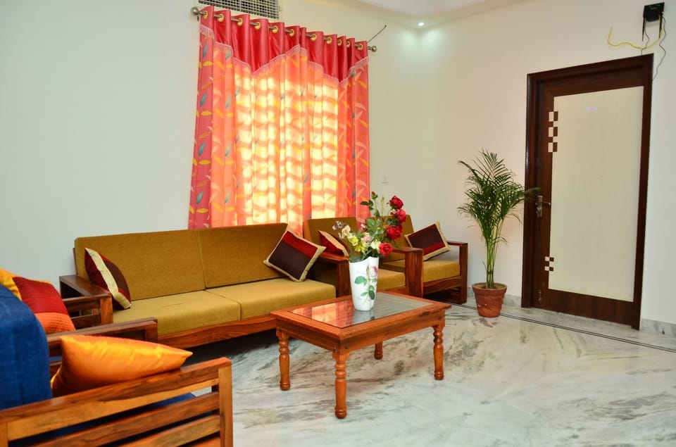 Deluxe Room, 1 Double Bed, Non Smoking | Living room | Flat-screen TV