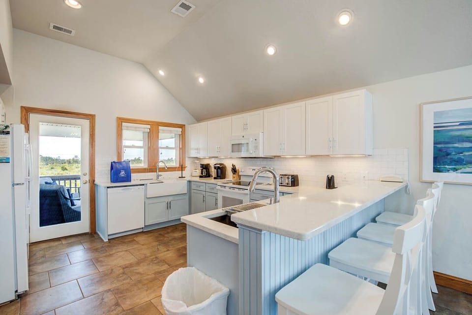 Top-Level Kitchen with Bar (seats 4)