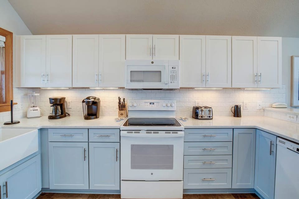 Top-Level Kitchen with Bar (seats 4)
