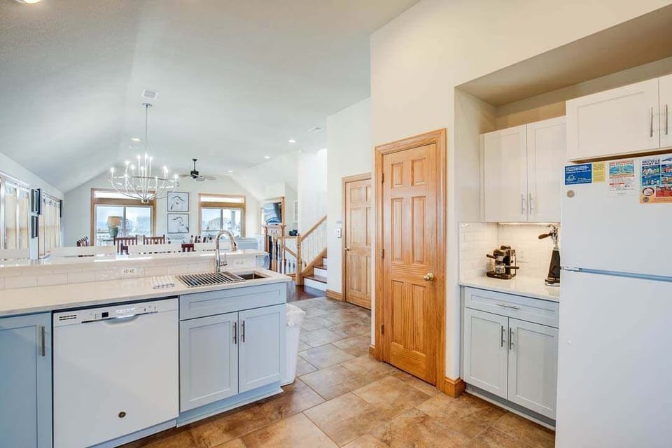 Top-Level Kitchen with Bar (seats 4)