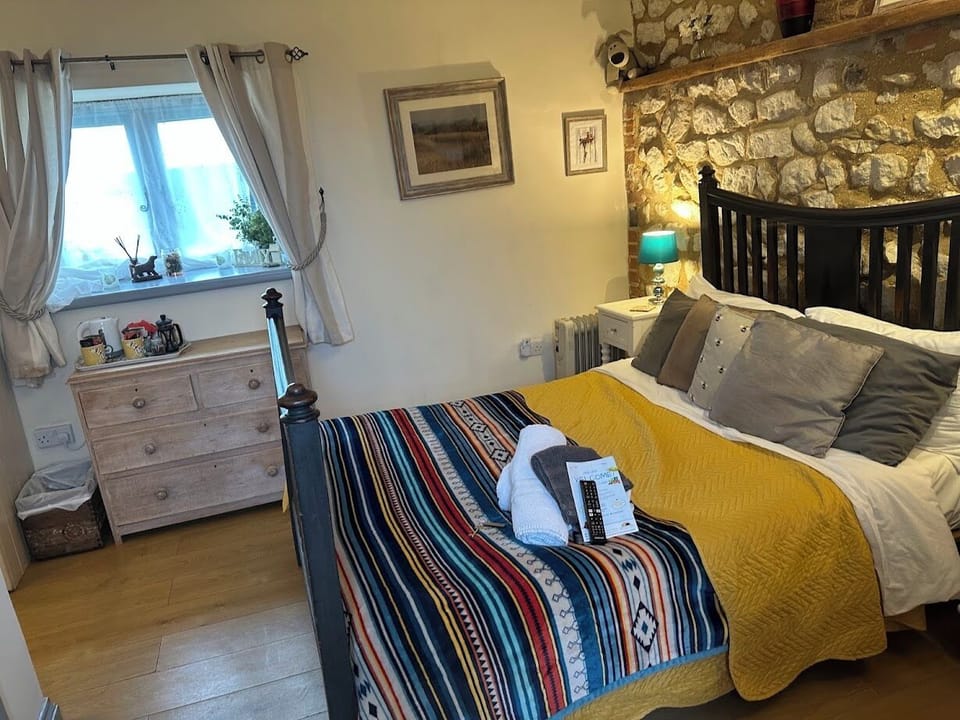 Dog Friendly B&B just a 2 minute walk from the beach with own entrance 