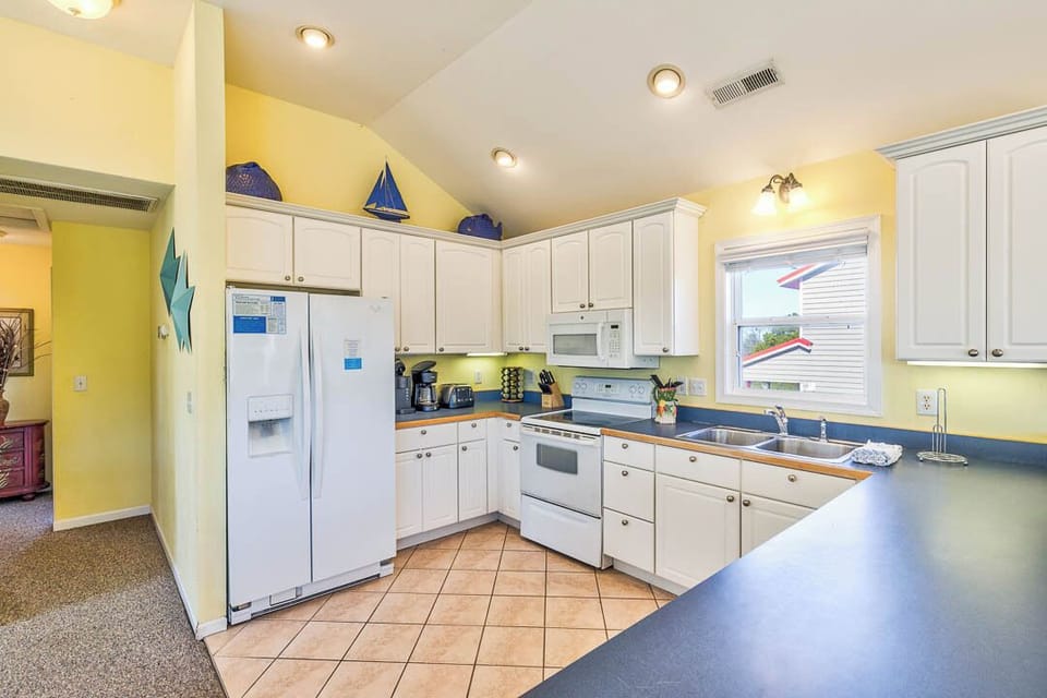 Top-Level Kitchen with Bar (seats 3)